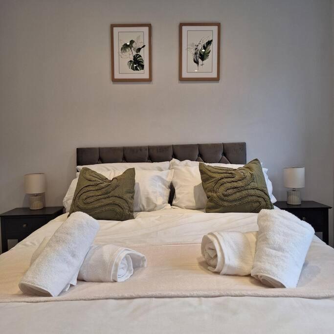 Home At Highgrove - Private Garden & Parking Reading Extérieur photo