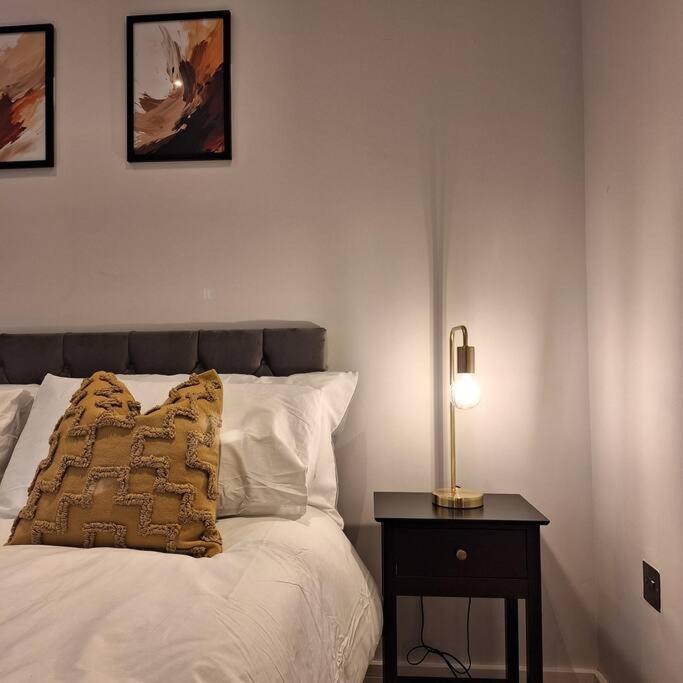 Home At Highgrove - Private Garden & Parking Reading Extérieur photo
