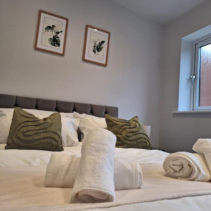 Home At Highgrove - Private Garden & Parking Reading Extérieur photo