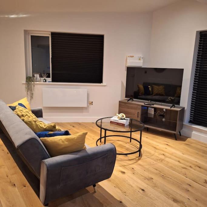 Home At Highgrove - Private Garden & Parking Reading Extérieur photo
