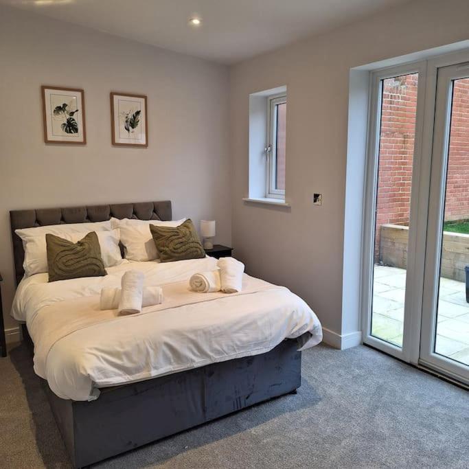 Home At Highgrove - Private Garden & Parking Reading Extérieur photo